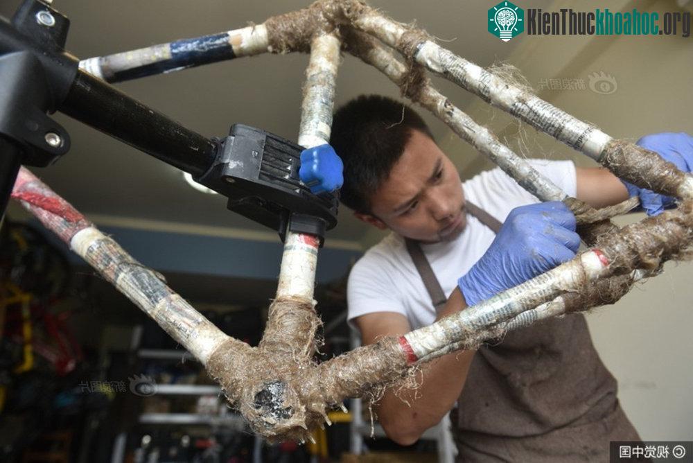 Sau khi định hình khung tre bằng kẹp êtô, Abu dùng sợi đay và sợi than kết hợp nhựa epoxy để dính các mối nối lại với nhau.