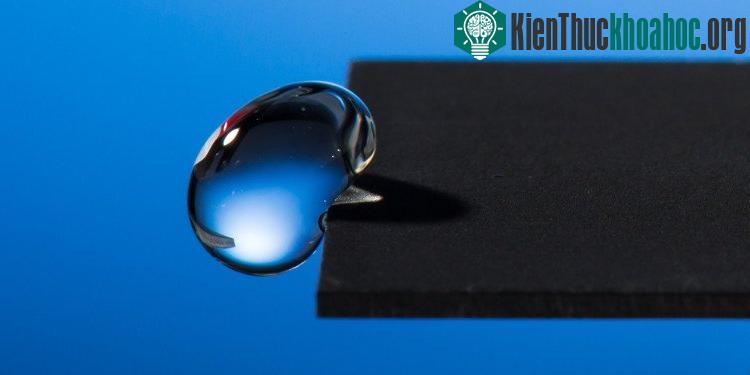Vật liệu siêu kị nước hiện nay chủ yếu ở dạng lớp sơn phủ bên ngoài vật liệu để chống thấm.