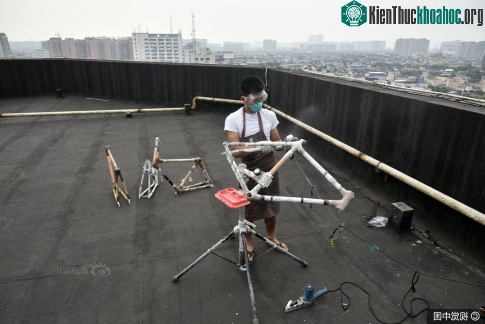 Abu đeo khẩu trang và kính bảo hộ để đánh bóng vị trí mối nối.