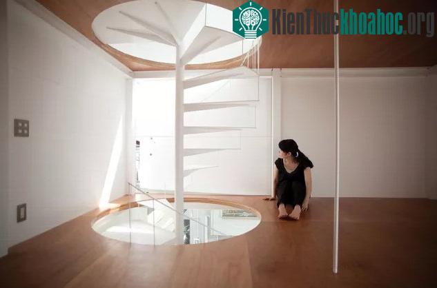 Thay vì đầu tư vào hệ thống sưởi và làm mát cho toàn bộ ngôi nhà, gia đình dưới đây đã lựa chọn thay đổi chỗ ngủ theo mùa. Vào mùa hè, tầng thấp nhất của căn nhà với thiết kế một nửa chìm dưới lòng...