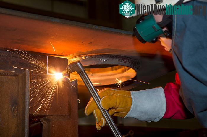 Cần đến 2000 tấn kim loại chỉ để hàn các thành phần của tàu với nhau.