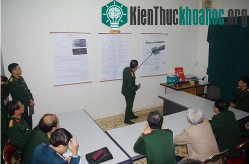 Đại tá Nguyễn Hướng Đoàn, Chủ nhiệm đề tài trình bày phương án thử nghiệm thỏi nhiên liệu hỗn hợp.