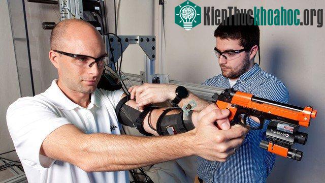 Các bộ xương ngoài MAXFAS trên cánh tay của một người kiểm tra