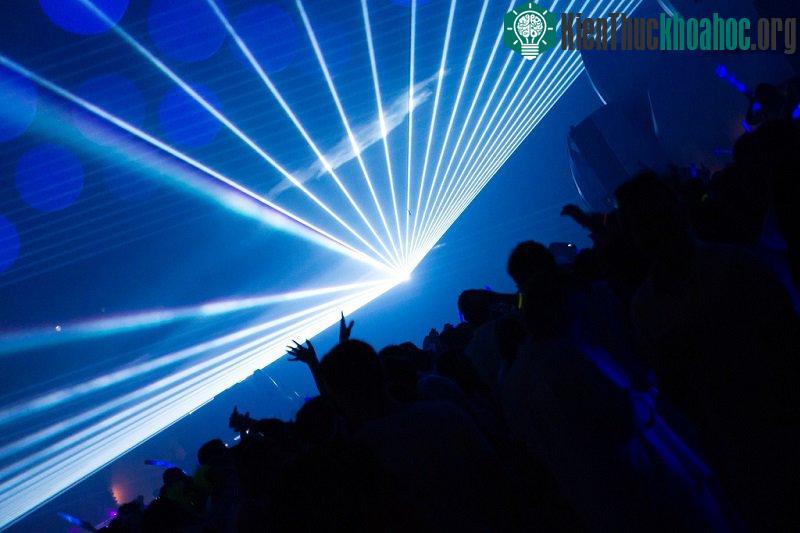 Chế tạo thành công tia laser trắng, sẽ thay thế đèn LED và sóng WiFi