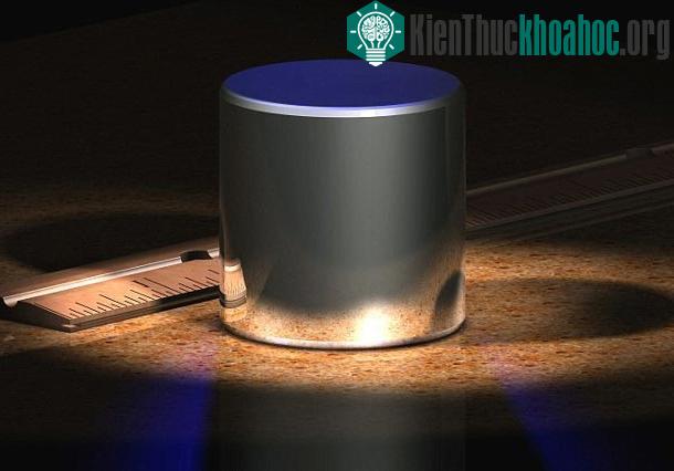 Kg hiện đang được xác định nhờ một vật mẫu hình trụ, có kích thước tương đương một quả bóng golf, cấu tạo gồm 90% bạch kim và 10% iridium, đang được lưu giữ ở Pháp. (Ảnh: Wikimedia Commons)