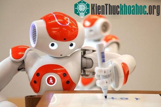 Robot luyện viết chữ cùng trẻ em