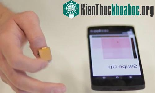 Thiết bị cảm ứng đeo trên đầu móng tay, giúp kết nối và điều khiển các thiết bị điện tử. (Ảnh chụp màn hình: MIT)