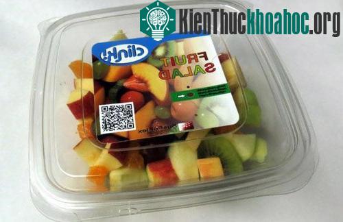 Cảm biến (vòng tròn nhỏ theo hướng mũi tên trắng), được lắp trên hộp đựng để phát hiện thực phẩm hỏng. (Ảnh: VTT Technical Research Center of Finland)