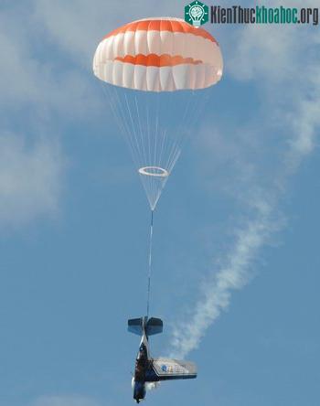 Dù cứu hộ khung máy bay của BRS được giới thiệu trong một triển lãm hàng không ở Argentina. (Ảnh: BRS Aerospace)