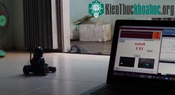 Robot điều khiển bằng mắt. (Ảnh chụp từ video)
