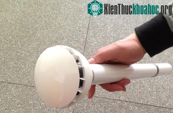 Chiếc ô đặc biệt có hình dạng như một cây đuốc nhỏ, hoạt động bằng pin và có thể giúp người dùng chắn mưa, gió, thậm chí là hơi cay. (Ảnh: SCMP)