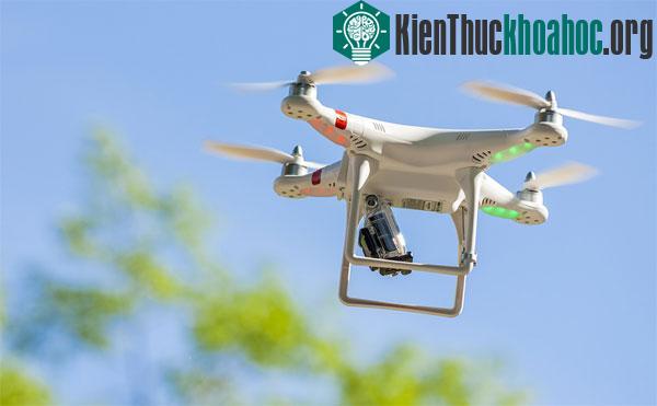 Máy bay không người lái ngày càng được ứng dụng nhiều trong cuộc sống - (Ảnh: Shutterstock)