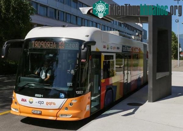 Xe bus TOSA đang đỗ ở trạm sạc