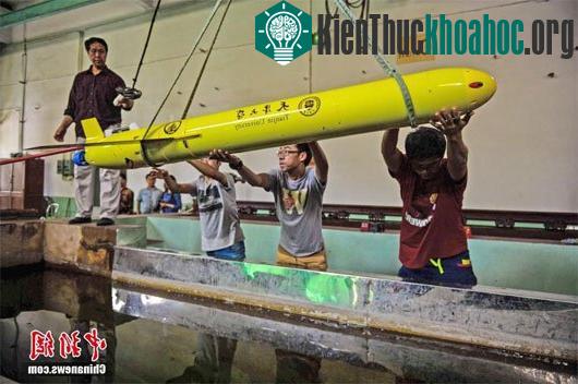 Các nhà nghiên cứu của Đại học Thiên Tân đang kiểm tra thiết bị trong quá trình thử nghiệm. (Ảnh: People's Daily)