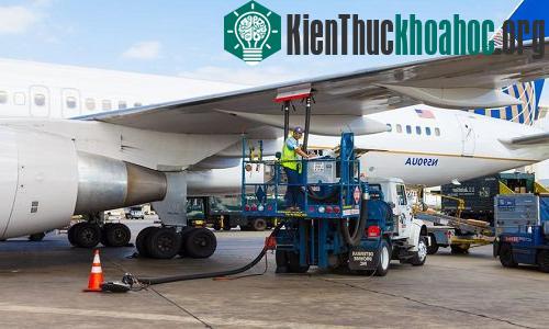 Công nhân đổ nhiên liệu cho máy bay ở sân bay LAX Los Angeles. (Ảnh: Meister Photos/Shutterstock.)