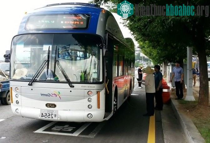 Anh thử nghiệm đường tự sạc cho ô tô điện đang chạy
