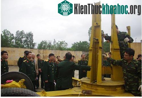 Gá lắp động cơ hành trình tên lửa phòng không tầm thấp lên giá thử để đánh giá tính năng xạ thuật.