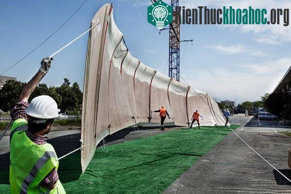 Cánh diều đang được nâng lên bởi cần cẩu, chuẩn bị bay thử.