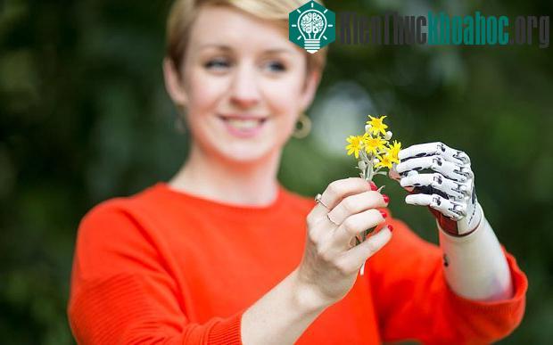 Nicky Ashwell và bàn tay mới của mình.