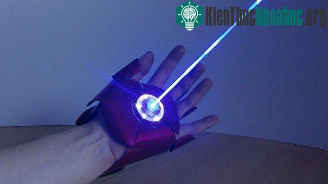 Găng tay laser tự chế y như của Ironman