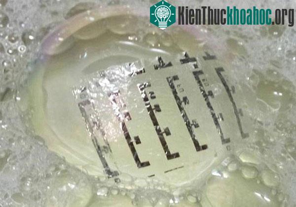 Da cảm biến nhẹ đến mức chúng có thể nổi trên bong bóng xà phòng. (Ảnh: IFW)