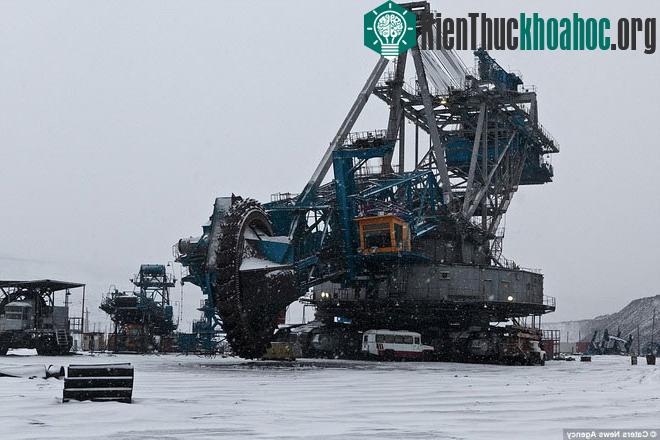 Chiếc cưa máy này nặng tới 45.000 tấn và lưỡi cưa có kích thước to bằng tòa nhà bốn tầng.