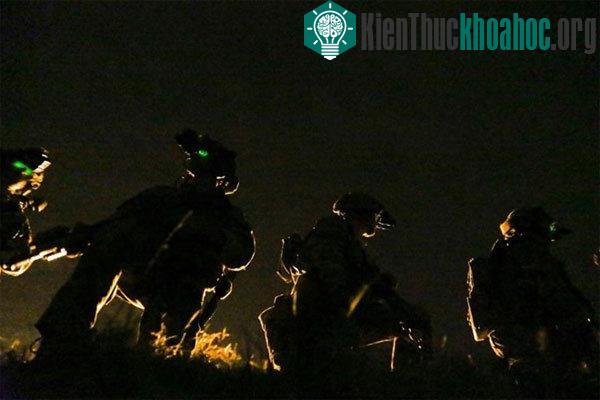 Kính nhìn đêm giúp con người quan sát môi trường xung quanh trong điều kiện thiếu sáng. (Ảnh Zing News)