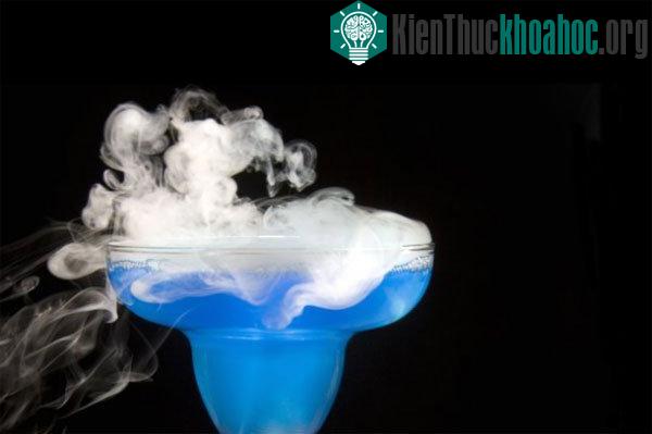 Ly cocktail bốc khói quyến rũ này là sản phẩm của công nghệ cao.&nbsp;
