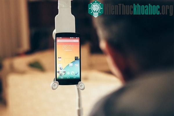 Smartphone cảm ứng không chạm Sesame cung cấp các thao tác y như smartphone thông thường.