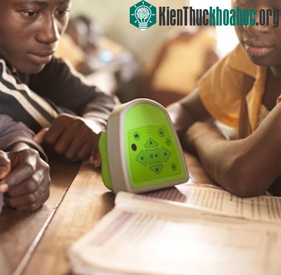 Việc tương tác với chiếc máy tính giá siêu rẻ Talking Books được thực hiện qua dãy nút bấm.