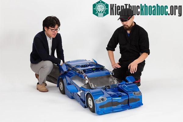 2 kỹ sư bên cạnh robot do mình chế tạo ra