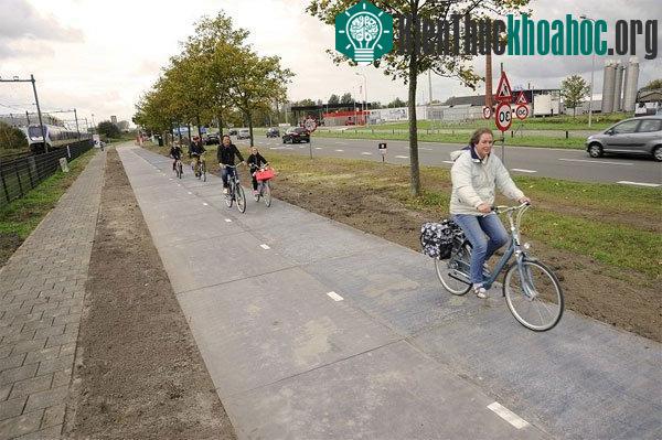 Người dân đi lại trên con đường mới. (Ảnh: Courtesy of Solaroad Netherlands)