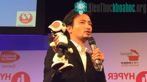 Takahashi và phát minh của mình – Robi, sản phẩm robot bán rất chạy ở châu Á.