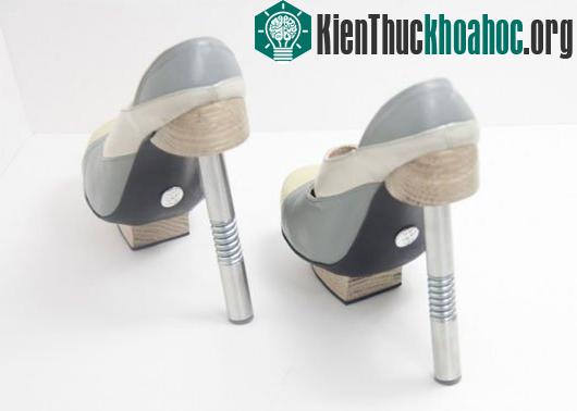 Sinh viên Anh trình làng mẫu thiết kế giày cao gót thủy lực