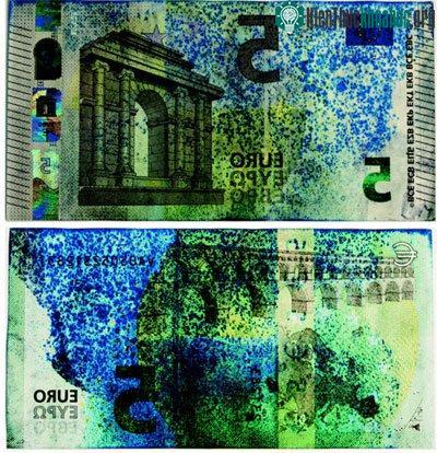 Hình ảnh tờ tiền trong máy ATM sau khi bị phun acid