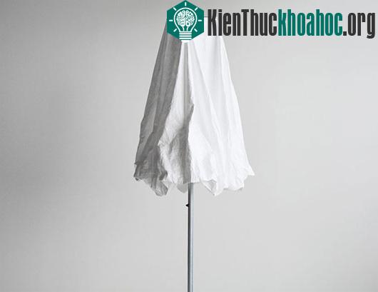 Chiếc ô hình đám mây tự bung trong ánh mặt trời