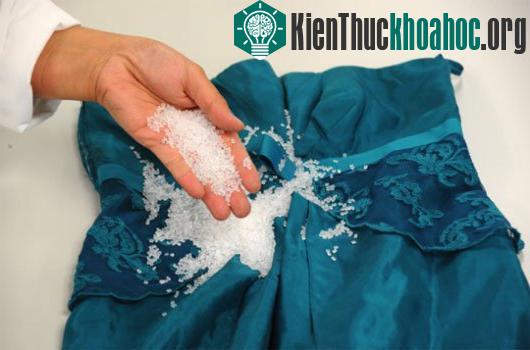 Chế tạo máy giặt dùng hạt polymer làm sạch quần áo