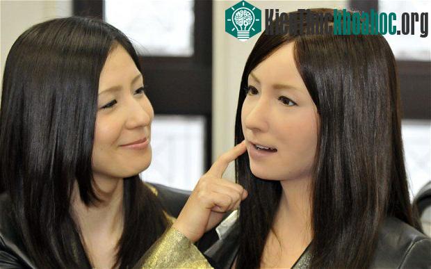 Thuật ngữ Uncanny valley (thung lũng kỳ lạ), chỉ ra phản ứng của con người coi robot như là một con người thật sự với tâm hồn riêng