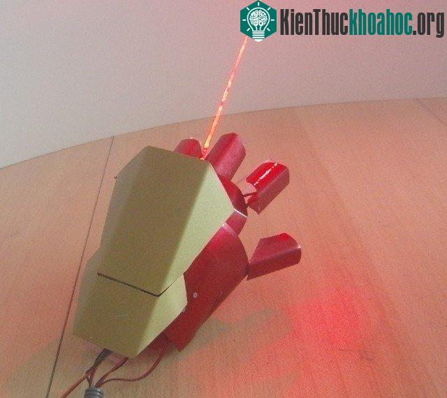 Găng tay laser tự chế y như của Ironman