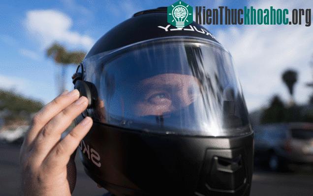 AGV giới thiệu công nghệ kính AGVisor: 2 chế độ thông sáng ngày và đêm cho mũ bảo hiểm