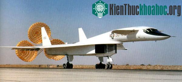 Cận cảnh máy bay ném bom nguyên tử khủng nhất của quân đội Mỹ