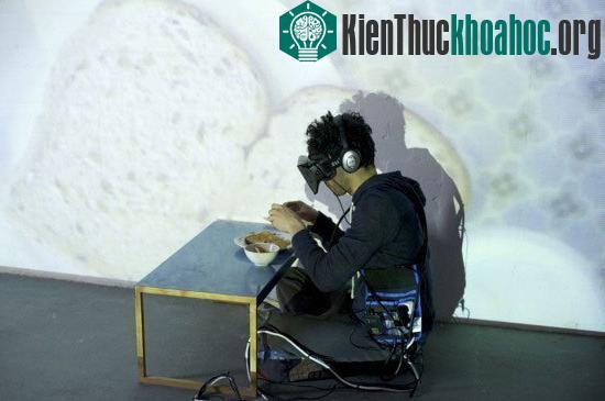 Mark phải ăn, ngủ, tắm và đi vệ sinh cùng lúc với người kia