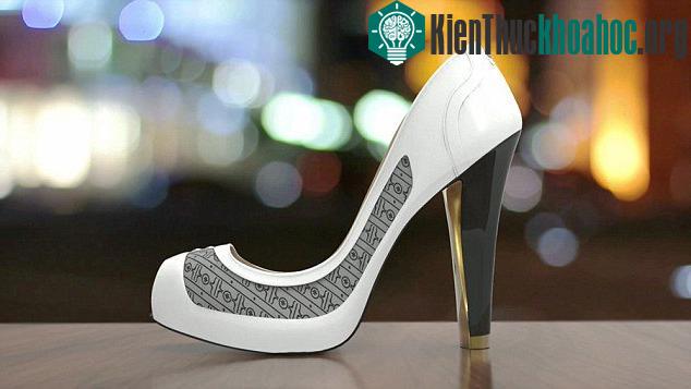 Giày thông minh có khả năng thay đổi thiết kế và màu sắc
