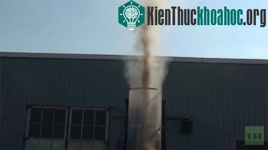 Kỹ sư Louis Michaud đang nghiên cứu tại một cơ sở thí nghiệm&nbsp;về nhà máy điện lốc xoáy.