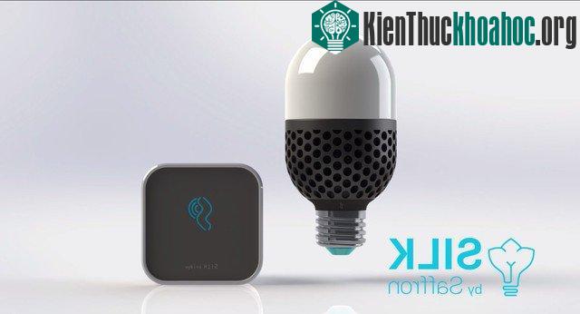 Bộ dụng cụ chiếu sáng gồm 1 bóng Silk Light và cục phát Wifi chỉ có giá 99 USD