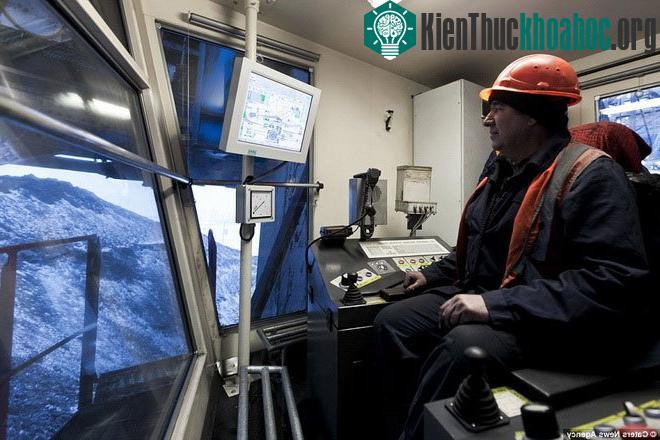 Đường kính của lưỡi cưa dài tới gần 12m.&nbsp;
