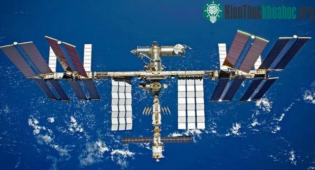 Phải mất khoảng hai năm trước khi trạm vũ trụ ISS có người sinh sống trên đó.