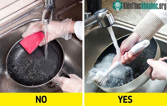 Rửa bát bằng miếng bọt biển