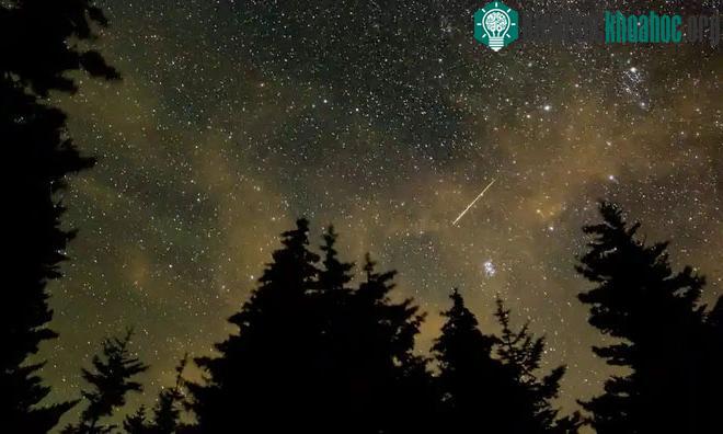 Vệt sao băng trên bầu trời trong trận mưa sao băng Perseid hàng năm vào tháng 8/2021