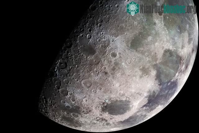 Mặt trăng không phải là một viên đá khổng lồ khô khốc.